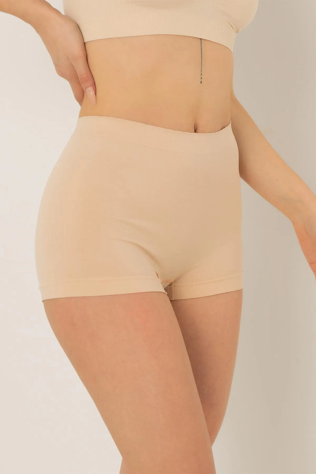 Fiolin Kadın 1 Beden Bel İncelten Ten Renk Boxer Fit Gösteren Model